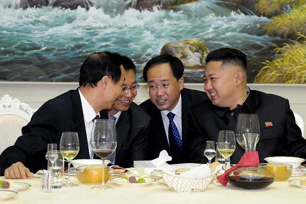 Nhà lãnh đạo Bắc Triều Tiên Kim Jong-un tiếp Vương Gia Thụy (trái) đến thăm Bình Nhưỡng