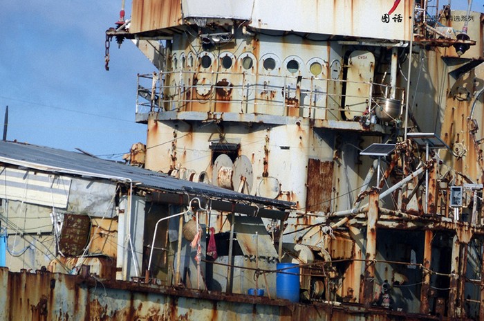 Cận cảnh xác con tàu cũ, "công sự rẻ tiền" Philippines cố thủ trái phép ngoài Bãi Cỏ Mây