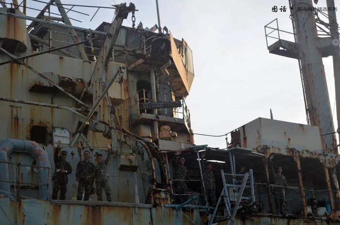 Lính thủy quân lục chiến Philippines cố thủ trên xác tàu cũ đón tàu tiếp tế