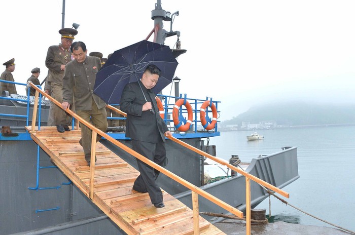 Kim Jong-un tự cầm ô che mưa lên tàu cá quân sự kiểm tra
