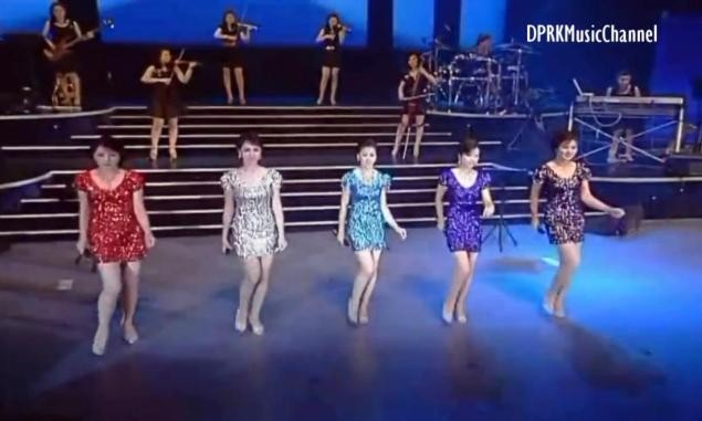 Ban nhạc 5 cô gái biểu diễn trong trang phục hiện đại