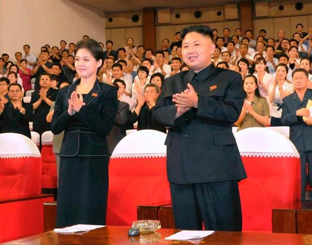 Vợ chồng nhà lãnh đạo Kim Jong-un xem biểu diễn văn nghệ
