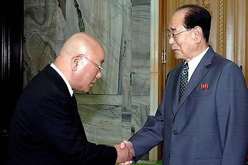 Chủ tịch Quốc hội Triều Tiên Kim Yong-nam (phải) tiếp Cố vấn Thủ tướng Nhật Bản