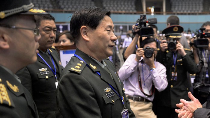 Thích Kiến Quốc (giữa), Phó tổng tham mưu trưởng quân đội Trung Quốc được cử làm trưởng đoàn Bắc Kinh tham dự đối thoại an ninh Shangri-la lần thứ 12 đang diễn ra tại Singapore