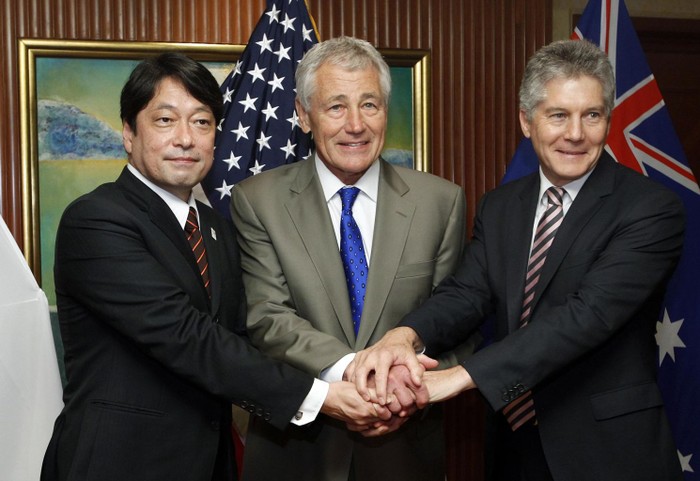 3 Bộ trưởng Quốc phòng Nhật - Mỹ - Úc (trái qua phải) bên lề đối thoại an ninh Shangri-la 12 tại Singapore ngày hôm qua 1/6