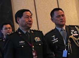 Thích Kiến Quốc (trái), Phó tổng tham mưu trưởng, trưởng đoàn Trung Quốc tại đối thoại an ninh Shangri-la lần thứ 12