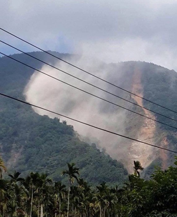 Hình ảnh vụ lở núi sau động đất tại Nam Đầu, Đài Loan nhìn từ xa