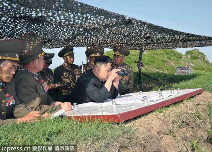 Nhà lãnh đạo Kim Jong-un dùng ống nhòm quan sát thực địa tiền đồn biên giới giáp Hàn Quốc