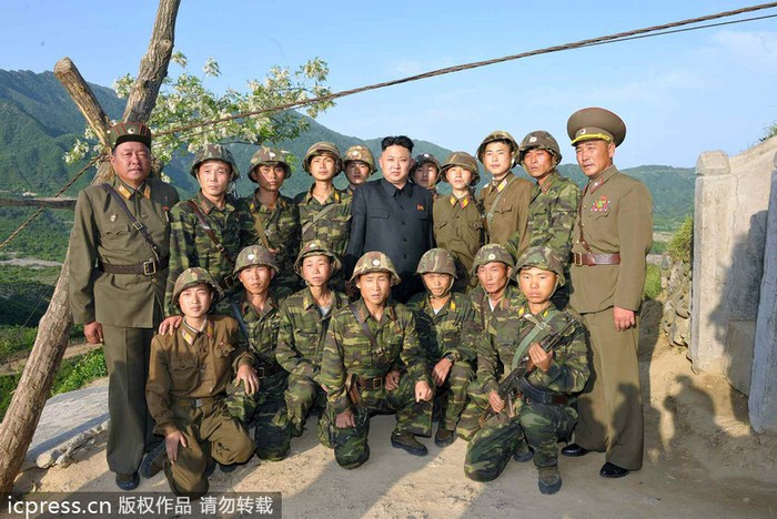Kim Jong-un chụp ảnh lưu niệm cùng đơn vị chốt giữ một bốt tiền đồn biên giới với Hàn Quốc