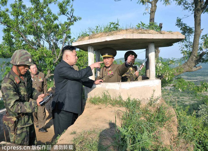 Lãnh đạo Bắc Triều Tiên hỏi chỉ huy đơn vị về công tác phòng thủ tại thực địa