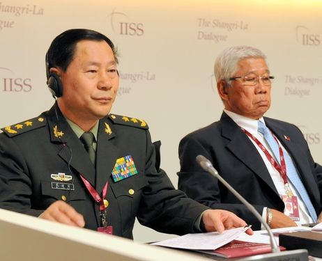 Trưởng đoàn Trung Quốc, ông Thích Kiến Quốc (trái) cùng Trưởng đoàn Philippines - Bộ trưởng Quốc phòng Voltaire Gazmin cùng phát biểu về một chủ đề và trả lời câu hỏi từ cử tọa tại đối thoại an ninh Shangri-la sáng 2/6