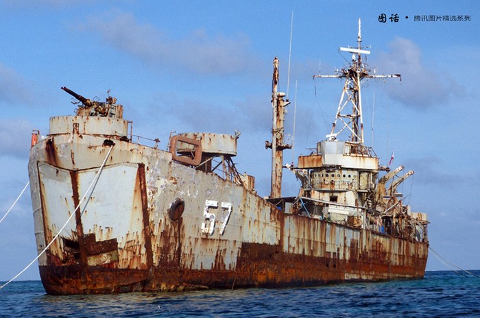 Xác tàu đổ bộ BRP Sierra Madre Philippines cố tình đánh chìm làm nơi đồn trú cho lính tại Bãi Cỏ Mây năm 1999 để chặn Trung Quốc tiếp tục bành trướng về phía Đông quần đảo Trường Sa (Bãi Cỏ Rong)
