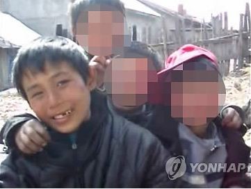 1 trong số 9 trẻ em Bắc Triều Tiên đào thoát sang Lào để tìm đường qua Hàn Quốc (hình không che mặt)