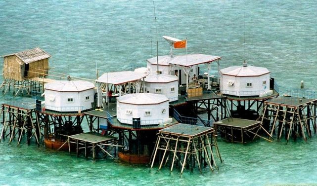 Kết cấu nhà dàn lầu bát giác trên cọc thép Trung Quốc xây dựng trái phép sau khi đánh chiếm phi pháp Đá Vành Khăn trong quần đảo Trường Sa của Việt Nam giai đoạn 1995 - 1998