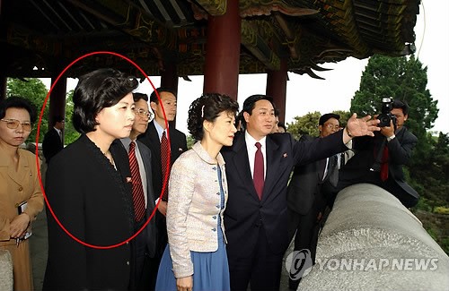 Kim Song-hye (khoanh tròn đỏ) kèm sát bà Park Geun-hye ngày 12/5/2002 khi bà Park Geun-hey tới thăm thành cổ Eulmildae