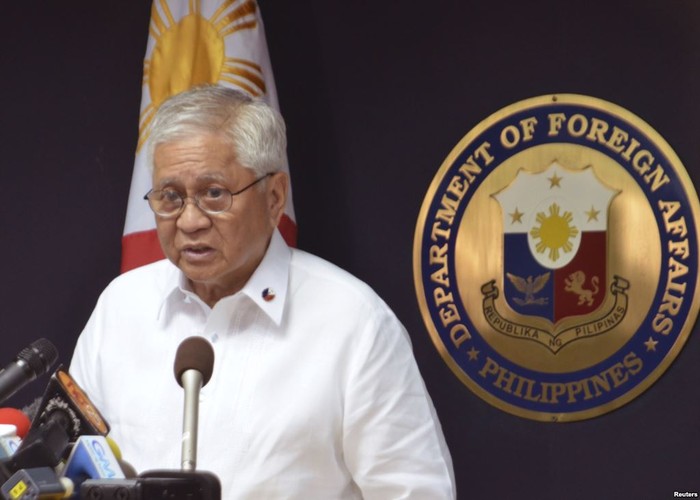 Ngoại trưởng Philippines Albert del Rosario đã phải lên tiếng rằng suốt 18 năm Philippines nỗ lực đàm phán song phương với Trung Quốc mà không đạt được bất cứ một tiến triển nào. Thậm chí Trung Quốc còn chiếm đoạt phi pháp quyền kiểm soát bãi cạn Scarborough của Philippines hồi năm ngoái