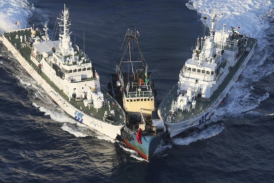 2 tàu Cảnh sát biển Nhật Bản cưỡng chế di dời 1 tàu cá Trung Quốc liều lĩnh tìm cách đổ bộ lên Senkaku hồi năm ngoái