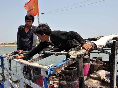 Tàu cá Việt Nam bị tàu quân sự Trung Quốc bắn cháy cabin khi đang đánh bắt hợp pháp trong vùng biển chủ quyền của Việt Nam tại Hoàng Sa hôm 20/3