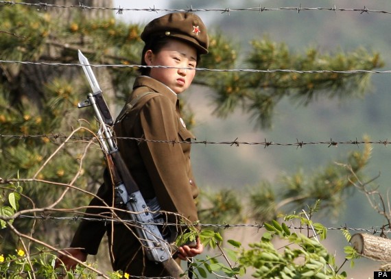 Một quân nhân nữ Bắc Triều Tiên tuần tra tại biên giới với Hàn Quốc