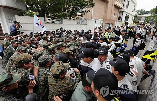 Các cựu binh Hàn Quốc là nạn nhân chất độc màu da cam khi còn ở Việt Nam trong chiến tranh chống Mỹ đã đụng độ với cảnh sát chống bạo động Seoul sáng nay
