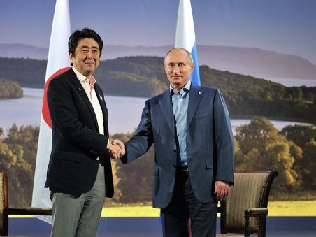Thủ tướng Nhật Bản Shinzo Abe và Tổng thống Nga Vladimir Putin bên lề hội nghị thượng đỉnh G8