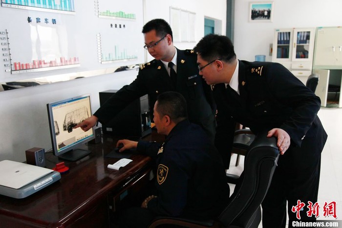 Hải quan Trung Quốc phát hiện dấu hiệu khả nghi của chiếc ô tô và đã ra lệnh dừng xe, kiểm tra