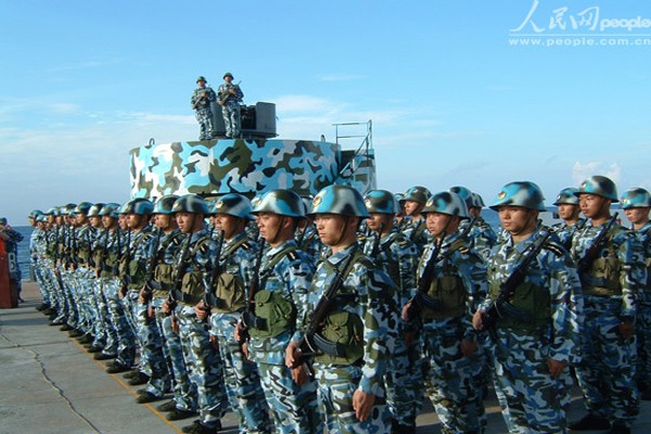 Lính Trung Quốc đồn trú trái phép trên Đá Chữ Thập nằm trong quần đảo Trường Sa của Việt Nam bị Trung Quốc dùng vũ lực chiếm đoạt phi pháp năm 1988