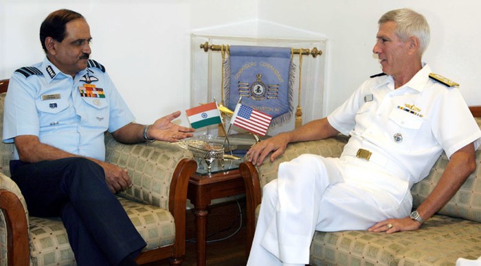 Tư lệnh Hạm đội Thái Bình Dương Locklear (phải) và Tổng tham mưu trưởng kiêm Tham mưu trưởng Không quân Ấn Độ