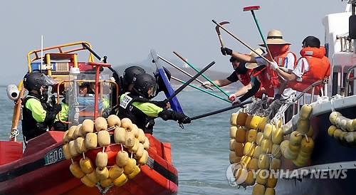 Ngư dân Trung Quốc hung hãn chống trả quyết liệt lực lượng Cảnh sát biển Hàn Quốc khi bị phát hiện xâm nhập và đánh bắt trái phép.