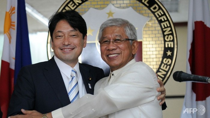 Bộ trưởng Quốc phòng Nhật Bản Itsunori Onodera (trái) và người đồng cấp Philippines Voltaire Gazmin tại Manila ngày 27/6. Ảnh AFP