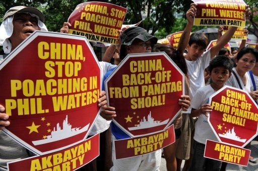 Dân Philippines biểu tình chống Trung Quốc chiếm quyền kiểm soát bãi cạn Scarborough của họ hồi năm ngoái