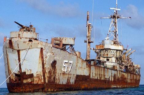 Xác chiếc chiến hạm đổ bộ cũ Philippines đánh chìm làm nơi đồn trú cho lính gác tại Bãi Cỏ Mây từ năm 1999 nhằm chặn Trung Quốc tiếp tục bành trướng về phía đông quần đảo Trường Sa (của Việt Nam) đang tranh chấp