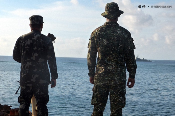 Lính Thủy quân lục chiến Philippines chốt ngoài Bãi Cỏ Mây đang theo dõi hoạt động của tàu Trung Quốc