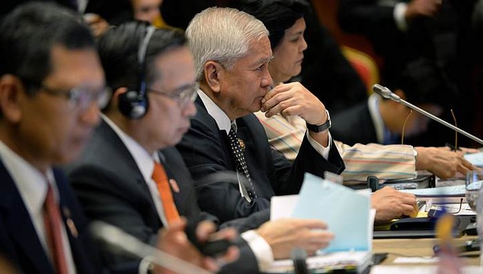 Ngoại trưởng Philippines Albert del Rosario (giữa) tại Hội nghị Thượng đỉnh ASEAN đang diễn ra tại Brunei