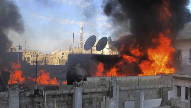 Một đám cháy trong thành phố Homs sau khi quân chính phủ Syria nã pháo
