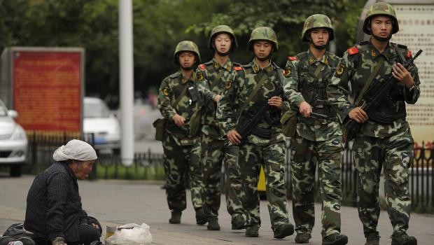 Lính Trung Quốc tuần tra 24/24 đường phố Urumqi, thủ phủ Tân Cương