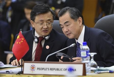 Ngoại trưởng Trung Quốc Vương Nghị (phải) trao đổi với thành viên đoàn Trung Quốc tại diễn đàn an ninh khu vực ASEAN ở Brunei vừa qua.