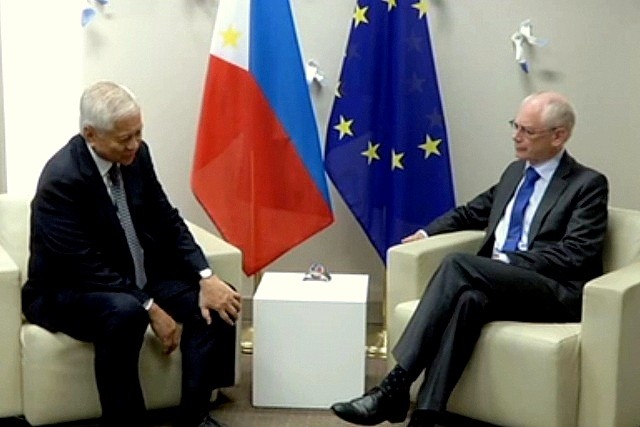 Ngoại trưởng Philippines Albert del Rosario và Chủ tịch Hội đồng châu Âu Herman Van Rompuy