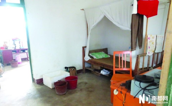 Phòng nghỉ tại ký túc xá giáo viên nam trường tiểu học trung tâm thị trấn Mai Khê, nơi bà mẹ 12 tuổi theo học