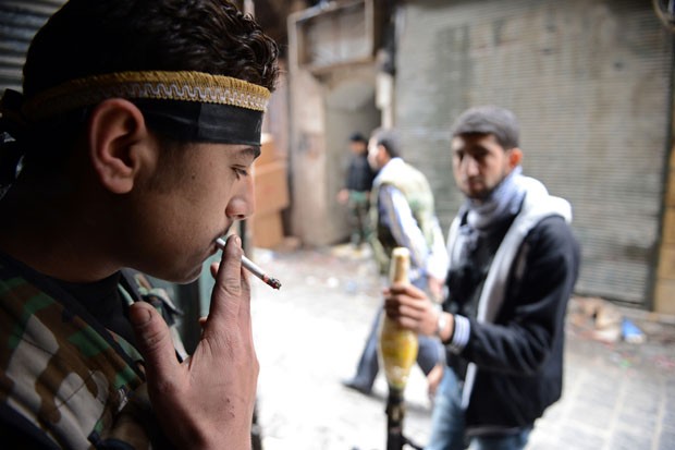 Phiến quân Syria hút thuốc (hình minh họa)