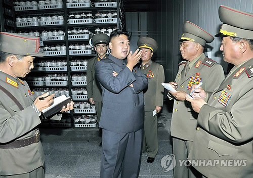 Kim Jong-un chỉ thị cho lãnh đạo, chỉ huy nông trường nhân rộng mô hình trồng nấm ra toàn quân, toàn quốc