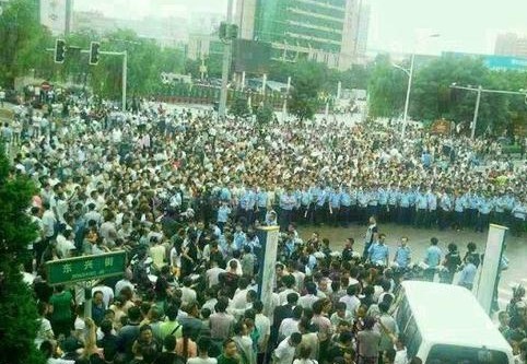Hàng ngàn người dân Trung Quốc bao vây xe Bí thư huyện ủy Thần Mộc, Thiểm Tây