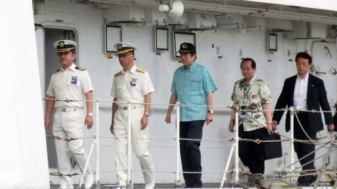 Thủ tướng Nhật Shinzo Abe thăm và nói chuyện với hạt 11 Cảnh sát biển Nhật Bản có nhiệm vụ tuần tra, bảo vệ Senkaku