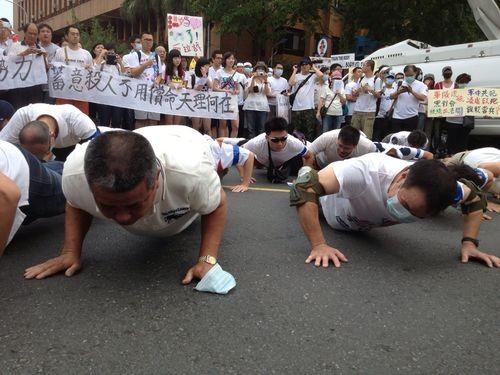 Người biểu tình Đài Loan chống đẩy trước cổng trụ sở Bộ Quốc phòng