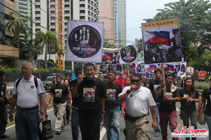 Các tuyến phố thương mại sầm uất tại Makati tạm dừng hoạt động trưa nay để cho đoàn biểu tình tuần hành phản đối Trung Quốc bành trướng trên Biển Đông.