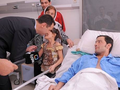 Tổng thống Syria Bashar al-Assad vào viện thăm bệnh nhân, hình ảnh của ông được chia sẻ trên các trang mạng xã hội ở Syria.