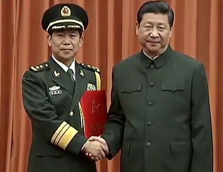 Ông Tập Cận Bình trao quyết định thăng lon Thượng tướng cho sĩ quan cao cấp.