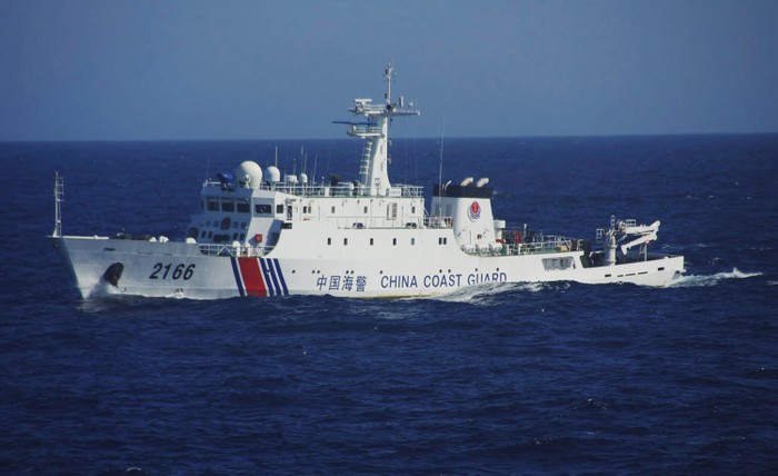 Trong mấy tháng qua, Trung Quốc sơn lại toàn bộ các tàu Hải giám, Ngư chính, Hải quan và Cảnh sát biển thành một loại thống nhất, Cảnh sát biển Trung Quốc, sơn trắng, 1 sọc đỏ đậm 4 sọc xanh lam nghiêng trên thân tàu cho "hợp tiêu chuẩn quốc tế".