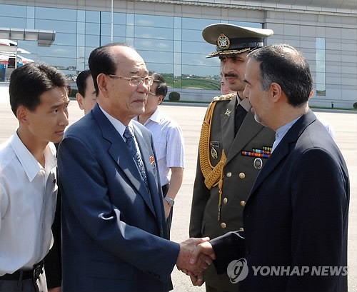 Ông Kim Yong-nam, Chủ tịch Quốc hội Bắc Triều Tiên tại sân bay Bình Nhưỡng trước khi lên đường đi Iran dự lễ nhậm chức Tổng thống hôm qua 1/8.