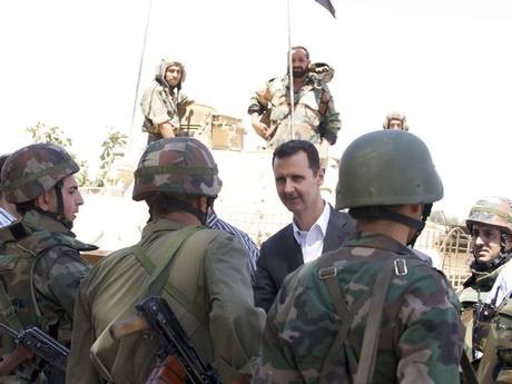 Tổng thống Syria Bashar al-Assad úy lạo binh lính ngoài chiến trường.